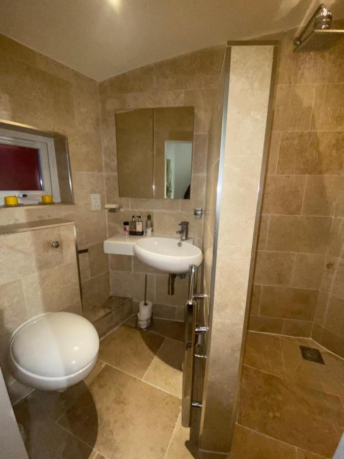 Lovely Entire 1 Bedroom Flat With Patio In Chiswick Superb Location Londra