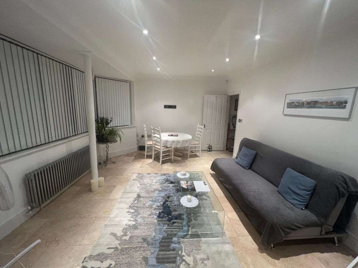 Lovely Entire 1 Bedroom Flat With Patio In Chiswick Superb Location Londra